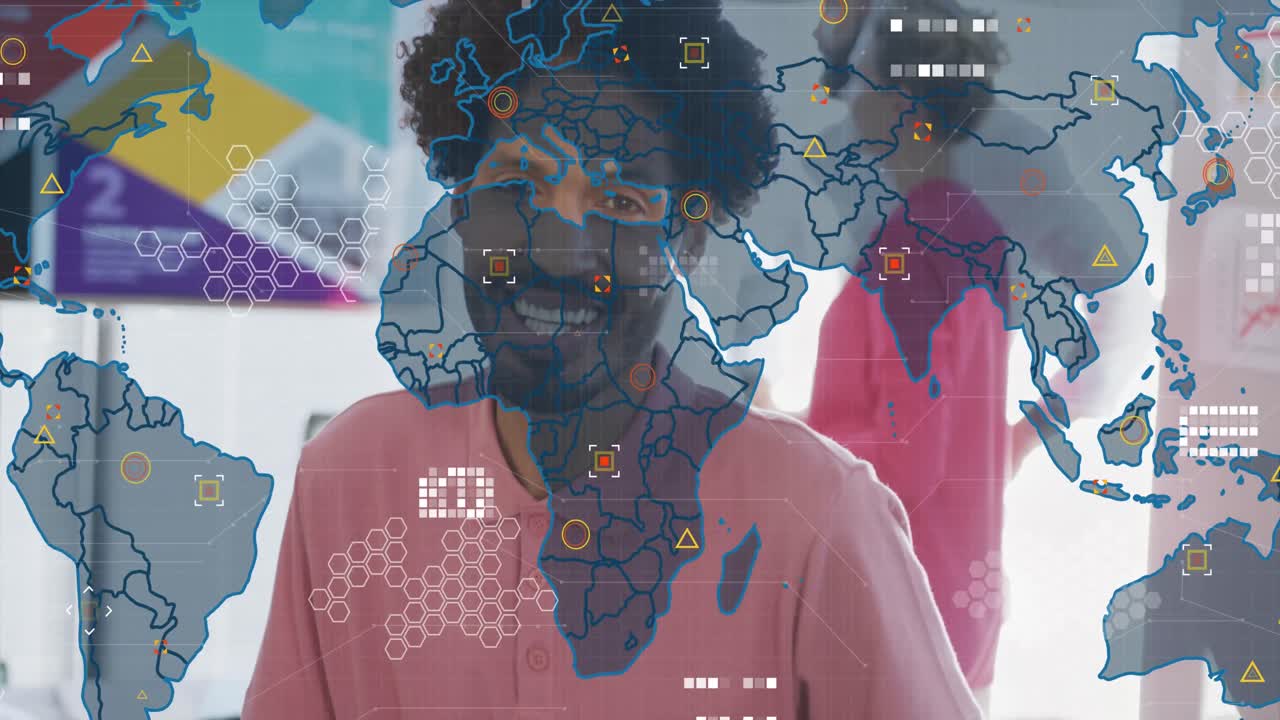 animación del procesamiento de datos y el mapa del mundo sobre diversas personas de negocios en la oficina