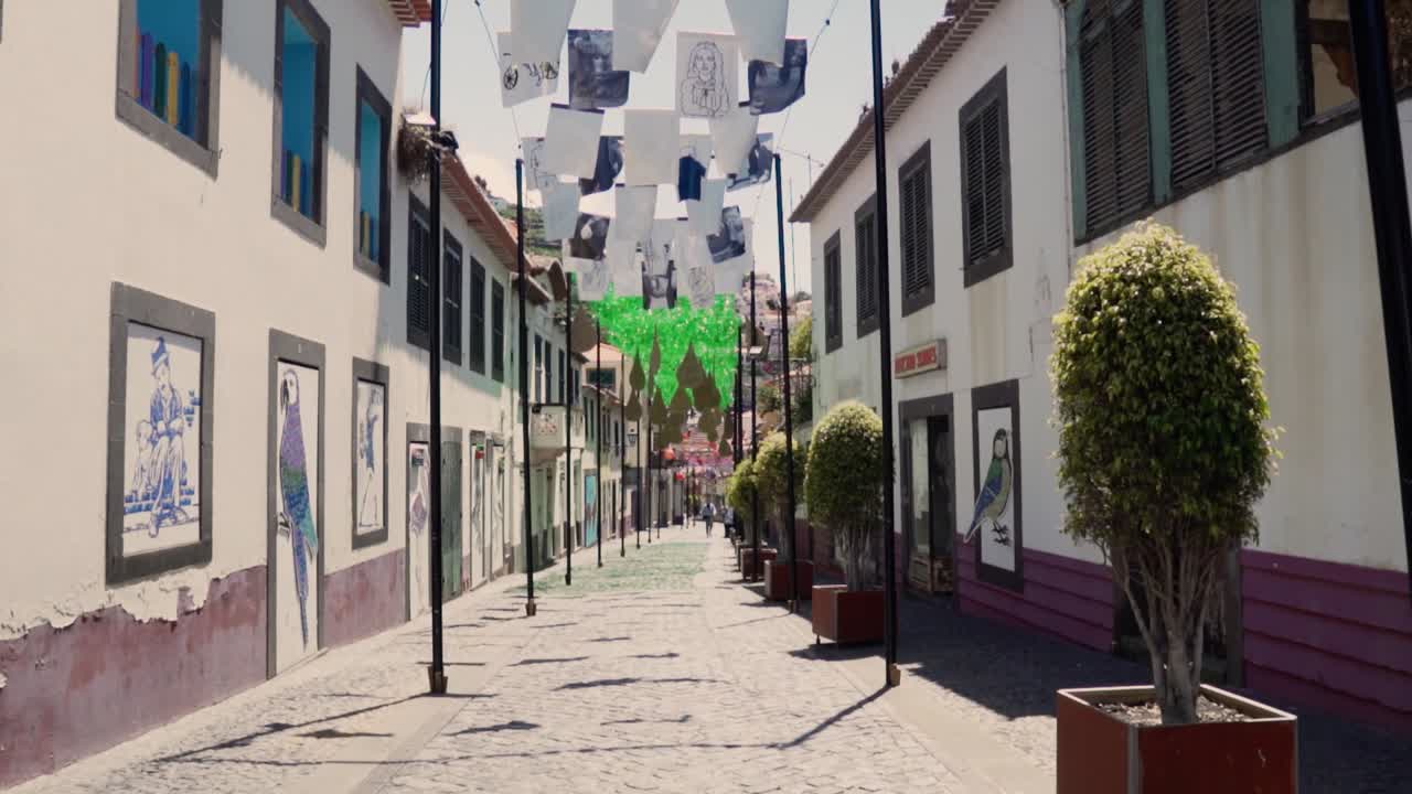 calle estrecha encantadora en una ciudad europea con decoraciones artísticas