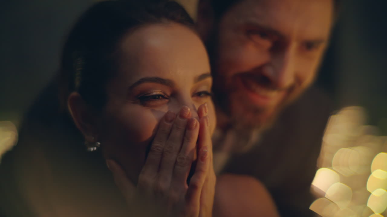 mujer quitando los ojos vendaje reaccionando sorpresa romántica noche atmósfera primer plano