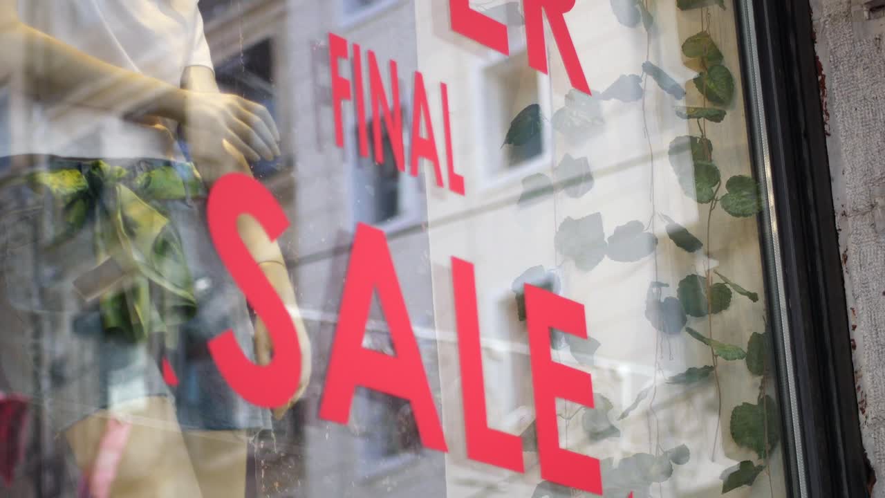 상점 창문에 있는 최종 판매 표지판
