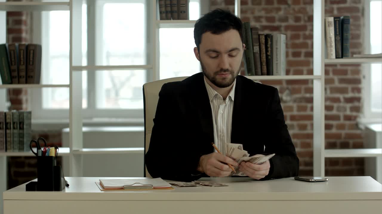 el hombre de negocios cuenta dinero en efectivo. rublos rusos
