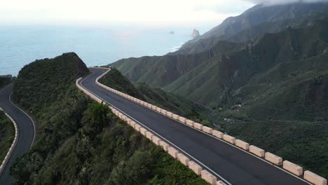 在山上沒有交通的道路的空中圖像,背景是特內里夫的海