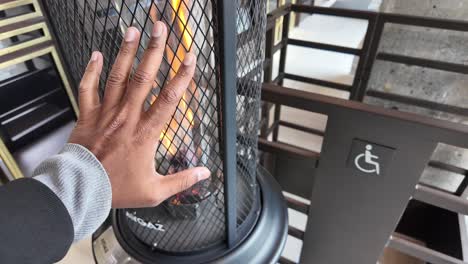 mano cerca de un calentador de gas moderno