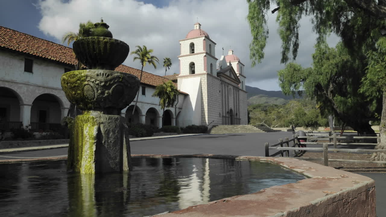 산타바바라 캘리포니아 앞 분수대에 반사되는 미션 산타바바라의 시간 경과 돌리 샷 1