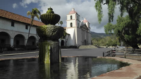 Zeitraffer-Dolly-Aufnahme-Der-Mission-Santa-Barbara,-Die-Sich-Im-Vorderen-Brunnen-In-Santa-Barbara,-Kalifornien,-Spiegelt-1