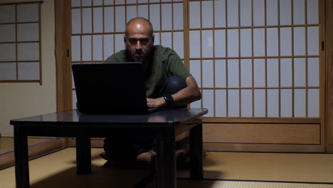 en un ryokan japonés tradicional, un hombre calvo integra sin problemas la tecnología moderna en el ambiente sereno