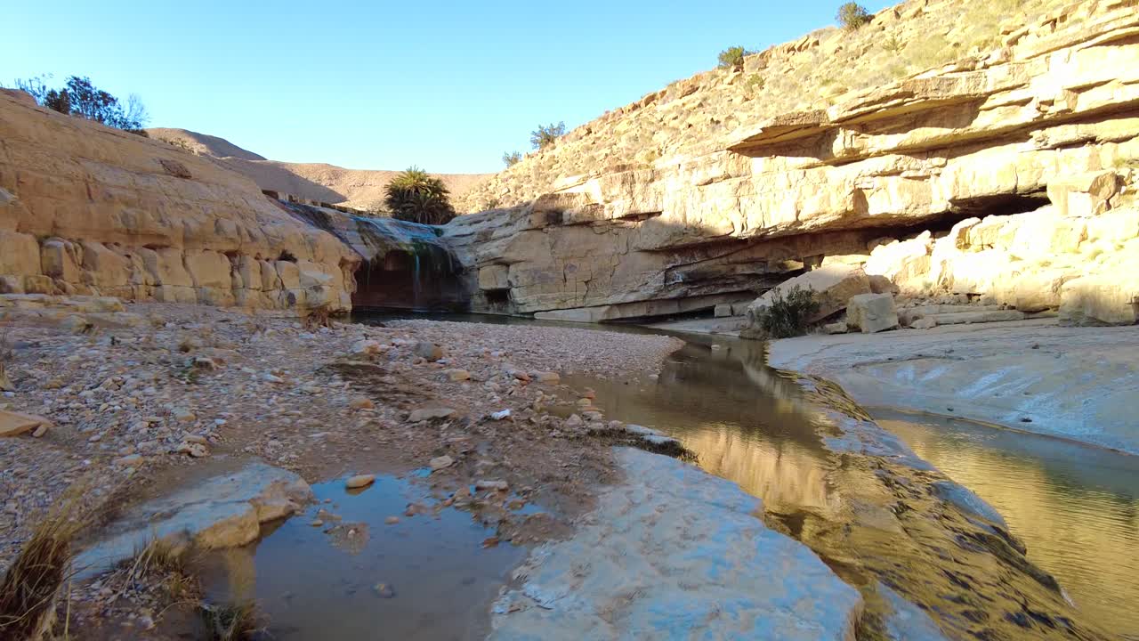 un río en el medio del desierto del sáhara argelia biskra