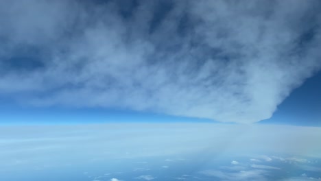 Vista-Aérea-Desde-La-Cabina-De-Un-Avión-De-4-Motores-Despierta-La-Luz-Del-Día-Desde-Abajo