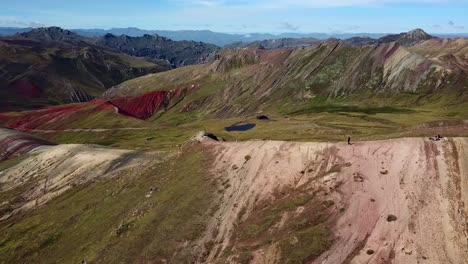 Antena,-órbita,-Tiro-De-Drones-De-Personas-Caminando-En-La-Montaña-Del-Arco-Iris-De-Palcoyo,-En-Valle-Rojo,-Andes,-Perú,-Sudamérica