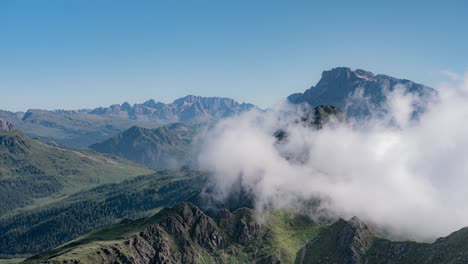 lapso de tiempo de paisaje de montaña nublada