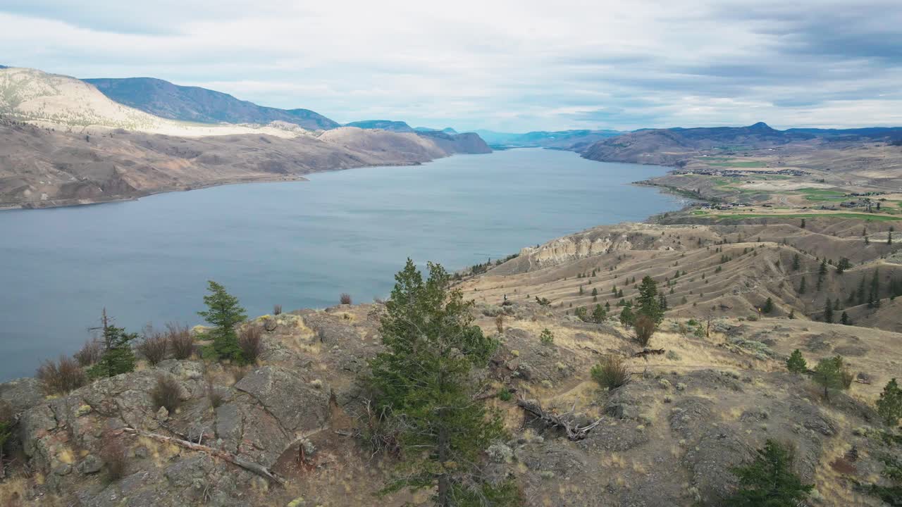 장엄한 캠루프스 호수 전망은 사막 환경에 있는 캐나다 bc 주 여름 흐린 날