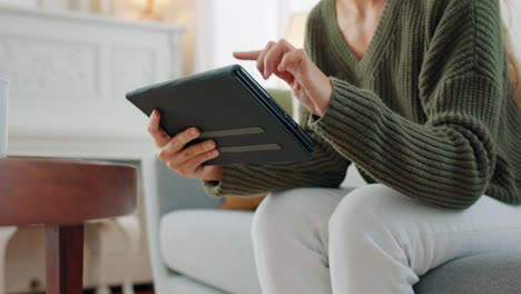 tableta, navegación por el sitio web y mujer en el sofá
