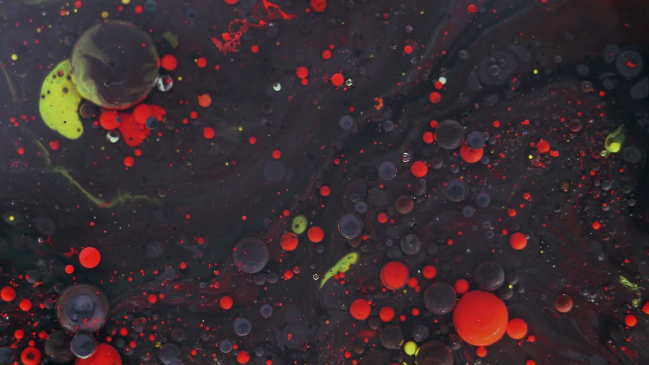 burbujas coloridas. mezcla abstracta de rojo, amarillo y verde sobre un fondo negro. fondo de pintura de color artístico.