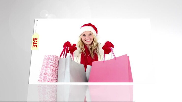 Bionda festosa con borse per lo shopping dei saldi su sfondo bianco.
