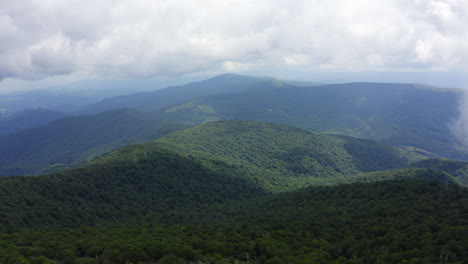 el paisaje de los drones empuja la toma del horizonte de la montaña en un día nublado con el sol brillando en tennessee
