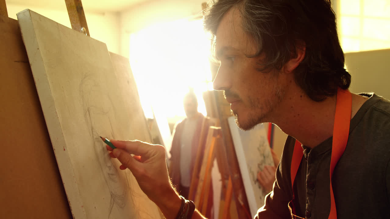 자신감있는 예술가 캔버스 4k에 스케치를 그립니다.