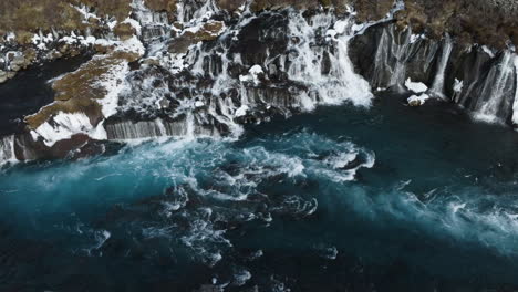 Vista-Aérea-Alrededor-De-Los-Rápidos-Frente-A-La-Cascada-Hraunfossar,-Invierno-En-Islandia