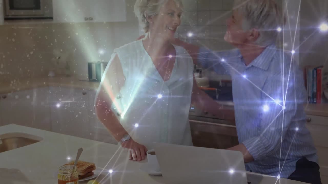 animación de redes de conexiones a través de una pareja mayor utilizando una computadora portátil