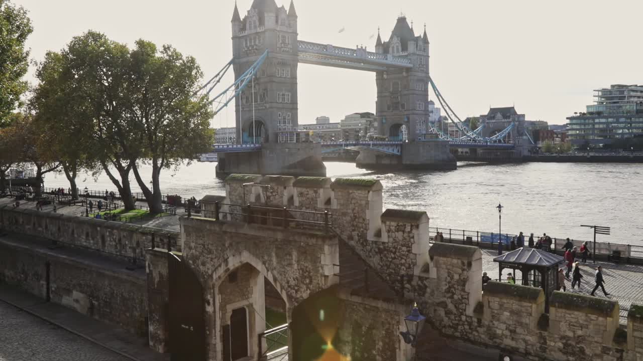 영국 런던의 템스 강에 있는 유명한 영국 여행 목적지 타워 브리지의 도시 전망, 슬로우 모션