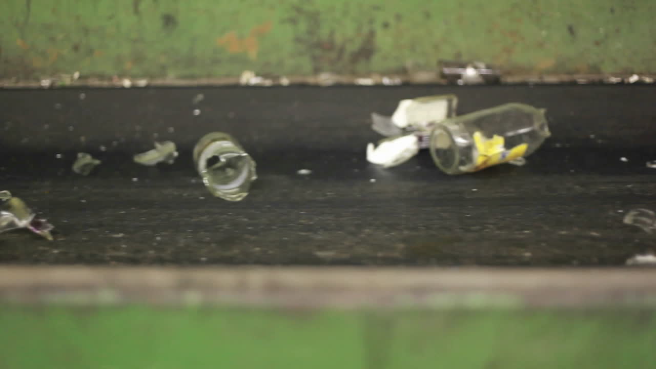 재활용 센터에서 컨베이어 벨트를 따라 이동하는 병과 캔 3