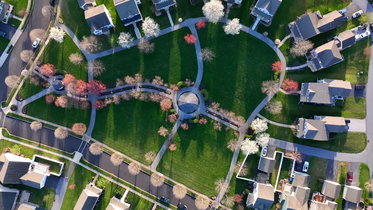 봄에 사랑스러운 고급 교외 공동체