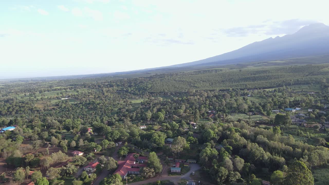 la tranquila aldea de loitokitok a los pies del monte kilimanjaro, kenia, tomada desde el aire