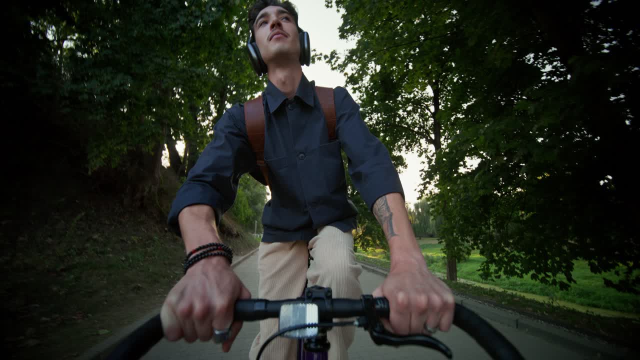 hombre montando una bicicleta en un parque