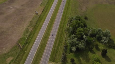 Luftüberführung-Landstraße-Mit-Ein-Paar-Autos,-Die-An-Sonnigen-Tagen-Unterwegs-Sind---4K-Drohne-Von-Oben-Nach-Unten