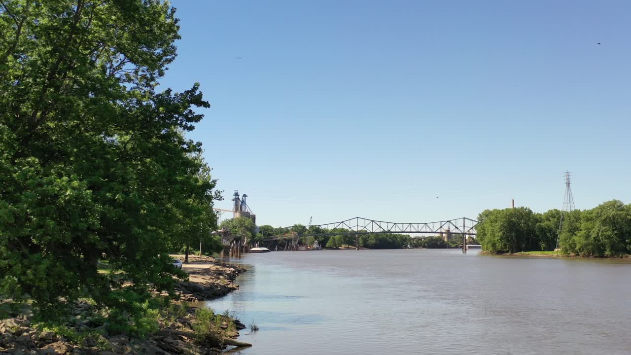 조감도에서 배경에 다리가 있는 강 옆에 있는 아름다운 공원