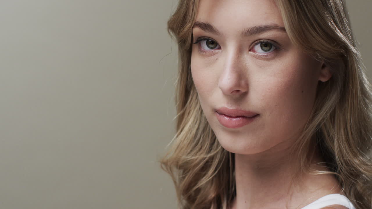 retrato de una mujer caucásica con cabello rubio, espacio de copia, cámara lenta