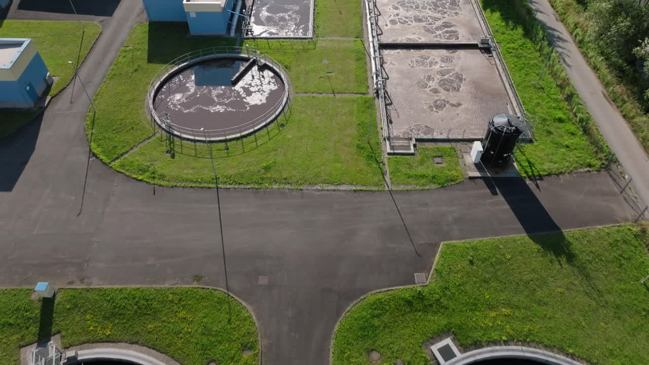 유럽 의 녹색 잔디 와 함께 폐수 처리 시설 의 공중 사진