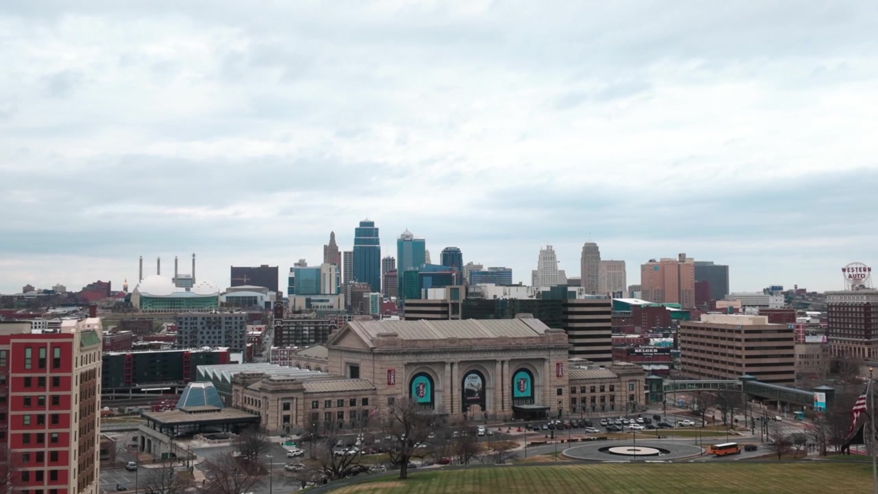 Una vista dello skyline di Kansas City, Missouri, in una bella giornata nuvolosa.