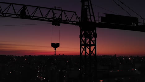 Grúa-De-Construcción-En-La-Ciudad-Al-Atardecer-órbita-Primer-Plano