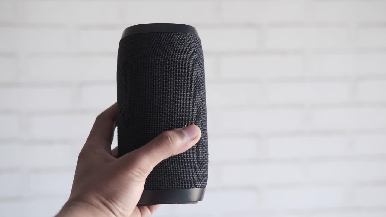 altavoz bluetooth portátil negro en la mano