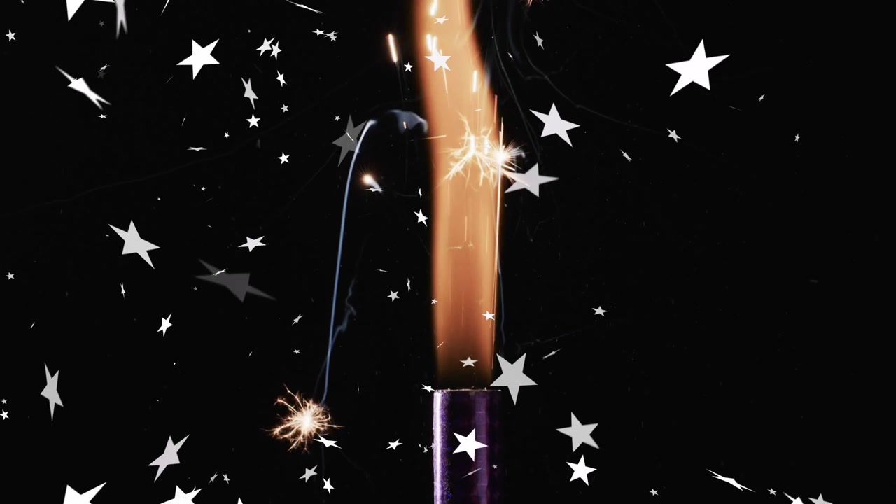 Scintilla che accende un tubo viola, fiamma arancione che fa cadere scintille, stelle che turbinano per un'atmosfera festosa
