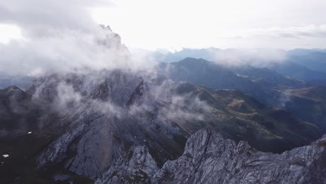 vuelo lento de drones alpes en austria vorarlberg