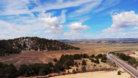 La-Revelación-Vertical-Del-Panorama-Panorámico-Del-Sudoeste-Cerca-De-Bryce-Canyon-A-Lo-Largo-Del-Desvío-Panorámico-De-Utah