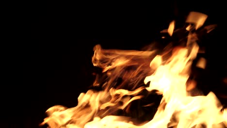 el bucle de fuego de la explosión. alfa mate de fondo negro. uhd video de stock
