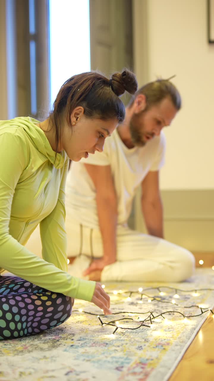 집 에서 요가 를 연습 하는 부부