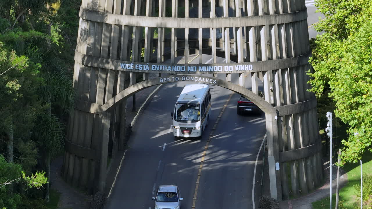 Portico a forma di botte di vino, ripreso con teleobiettivo in dettaglio, sopra la strada d'ingresso a Bento Gonçalves.
