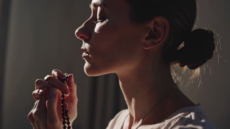 woman praying with rosary