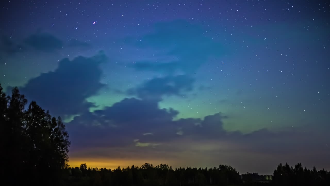 구름의 하늘에 초점을 맞춘 시간 경과