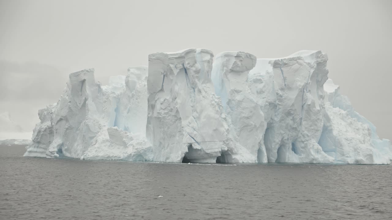 Stabiliserad bild runt ett enormt isberg i havet