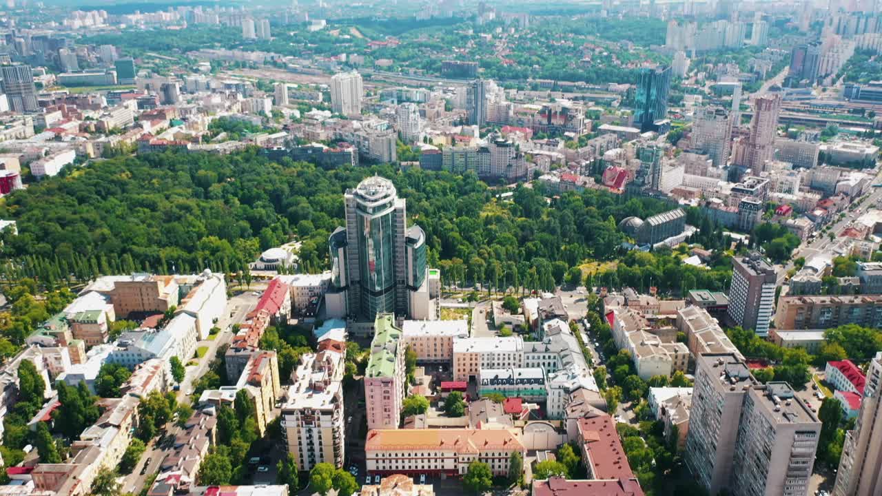 vista aérea de un paisaje urbano con parques y edificios