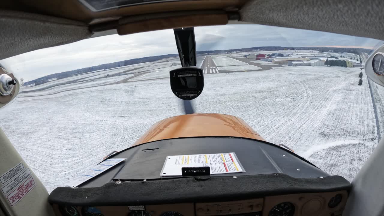 pov dentro de la cabina del avión ligero aterrizando en una pequeña franja de aeropuerto durante el invierno