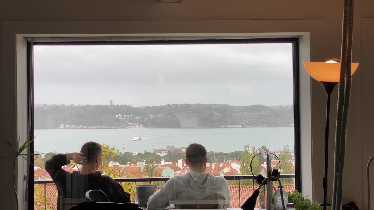 사무실에 있는 행복한 미술 감독들이 뉴스 프로젝트에 대해 이야기하고 아이디어를 공유하고 있습니다.