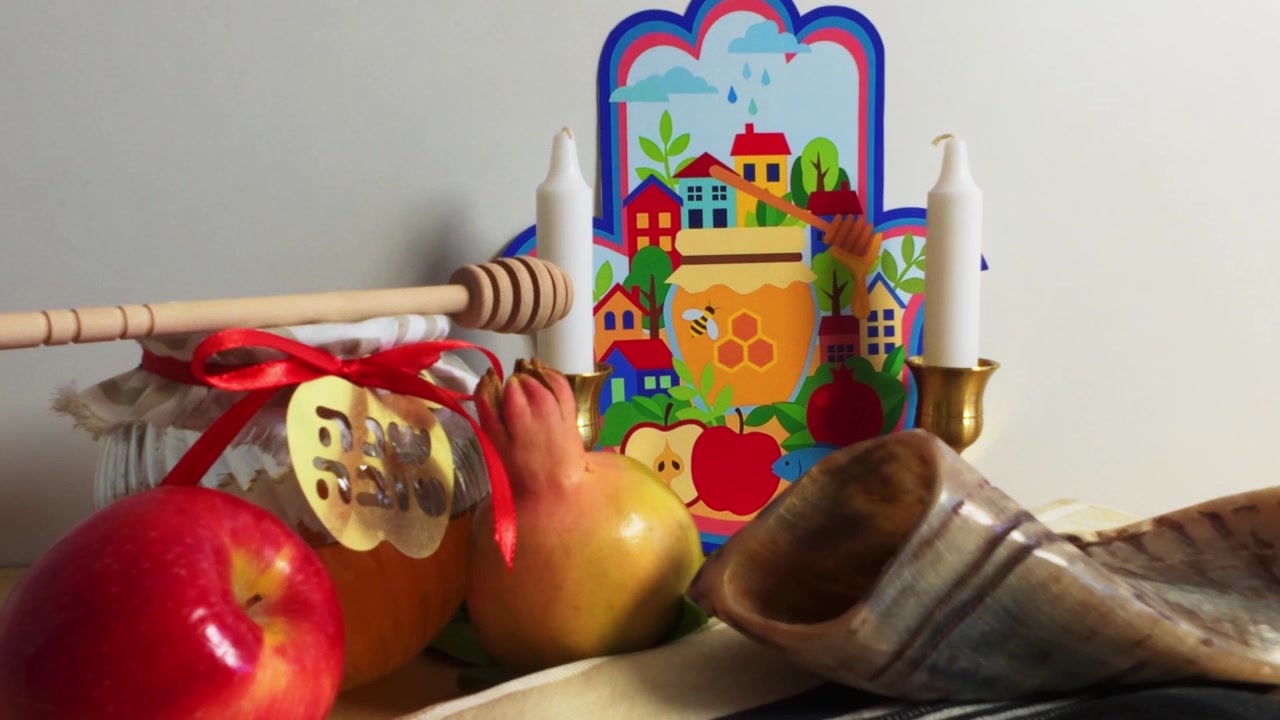 Allestimento tavola per la festività di Rosh Hashanah con melograno, miele e shofar