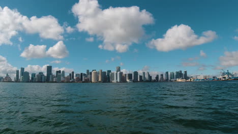 Blick-Von-Einem-Schnell-Fahrenden-Boot,-Das-Sich-Miami-Florida-Nähert,-Mit-Flauschigen-Weißen-Wolken-Und-Blauem-Himmel