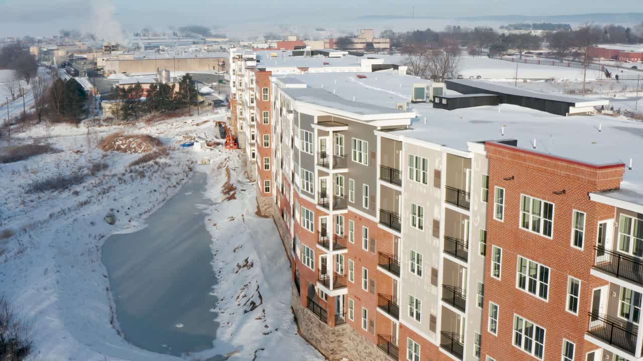 nuevo edificio de viviendas residenciales de apartamentos en escena de nieve de invierno en ee.uu.