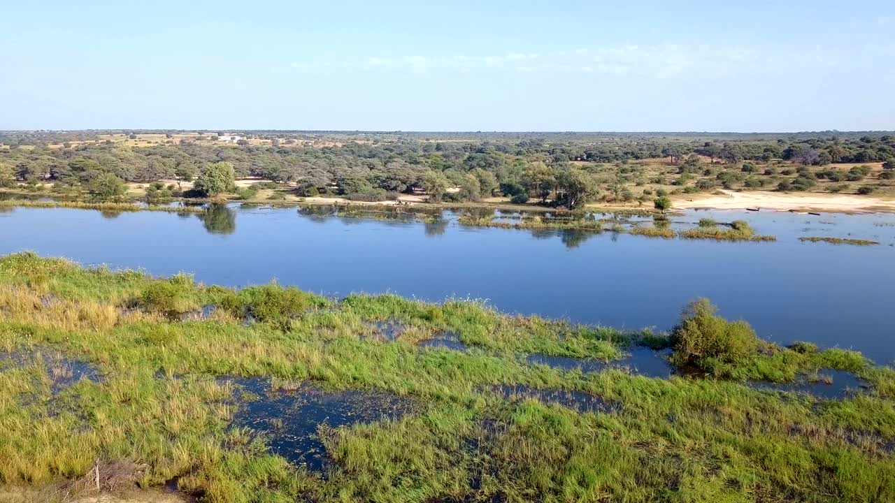 ナミビアとアンゴラの国境にあるオカヴァンゴ・デルタ川